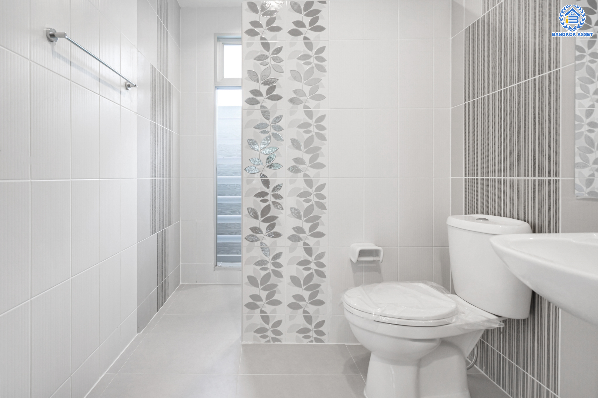 บ้านมือสองตกแต่งใหม่ ม.วิลล่าการ์เด้น3 บางกรวย-ไทรน้อย เนื้อที่ 52.6 ตร.ว. ฟังก์ชัน 3 ห้องนอน  3 ห้องน้ำ 1 ห้องอเนกประสงค์ จอดรถได้ 2 คัน บรรยากาศเป็นส่วนตัว บนทำเลศักยภาพ ใกล้เซ็นทรัลเวสต์เกต เชื่อมต่อหลายเส้นทาง ถ.รัตนาธิเบศร์, ถ.กาญจนาภิเษก และราชพฤกษ์ และรถไฟฟ้า "สถานีบางพลู"